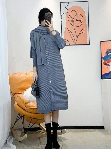 Lässige Kleider Miyake Plissee Kleid mit Schal Herbst Winter Mode lose Strickjacke hohe zweiteilige Cape