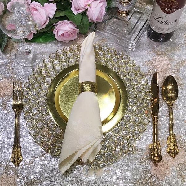 A decoração de festa no atacado de alimentos fica bonita, pratos de carregador de cristal e placa de serviço para sobremesa