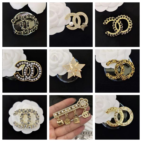 20style elegante marca de luxo com cartas duplas designer broches para moda feminina Crystal Pearl Broching Suit Pin Pin Women Wedding Jewelry Party Acessório