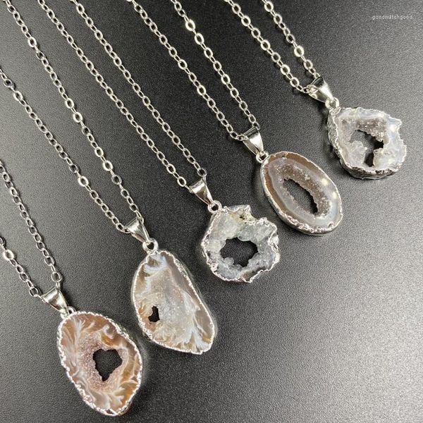 Collane con ciondolo Collana di cristallo di agata naturale irregolare Colore antico Fetta cava Geode Agat Pendolo di pietra di quarzo per le donne