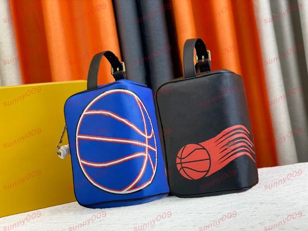 Borsa da toilette blu nera Borsa a mano in rilievo in pelle piena Borse cosmetiche di lusso Designer Basketball Logo Sticker Catena di metallo