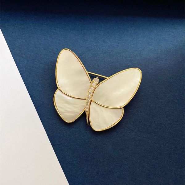 Pinos Broches Borboleta Broches de pérolas de alta qualidade designer para mulheres Nova moda broches Broche de amor para mulheres Marca Simples Letras Diamante Senhora