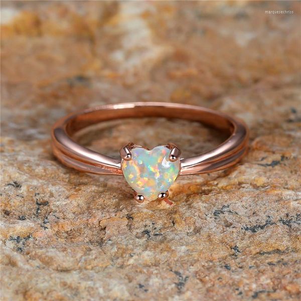 Fedi nuziali Luxury Female White Fire Opal Stone Anello Boho Piccolo cuore color oro rosa Fidanzamento vintage per le donne