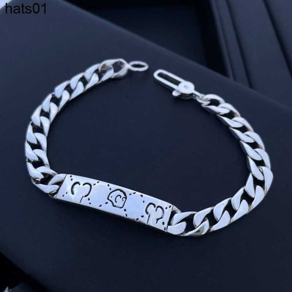 Luxurys Designers Yintai Silber Antik-Buchstaben-Totenkopf-Elfen-Armband, Netzrot, für Männer und Frauen gleichermaßen