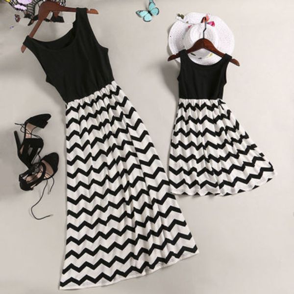 Roupas familiares combinando vestido maxi listrado preto e branco para mãe e filha 230512