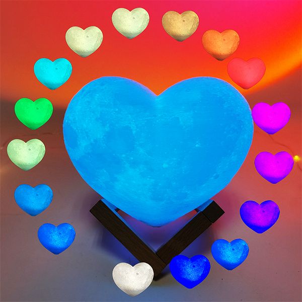 Lâmpada de lua em forma de coração à noite, 18cm 20cm 3D Impresso USB Charging com suporte de madeira, 16 cores Luz noturna para festa de aniversário Presente de Natal Decoração de casa