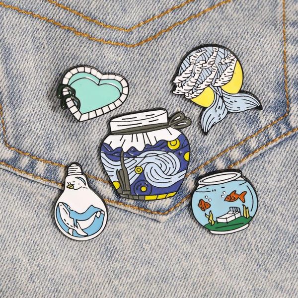 Spille Blue Great Sea Wave al largo della costa di Kanagawa Pin Hokusai Painting Art Goldfish Landscape Jewelry Artist Teacher Gift