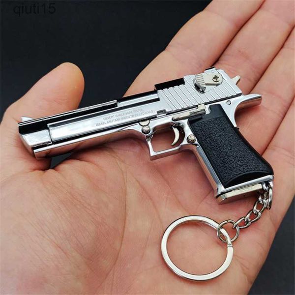 Brinquedos de pistola 1 3 Modelo de metal de alta qualidade Desert águia chaveiro de brinquedo de brinquedos de pistol em miniatura de pistola de pistola de brinquedo T230516