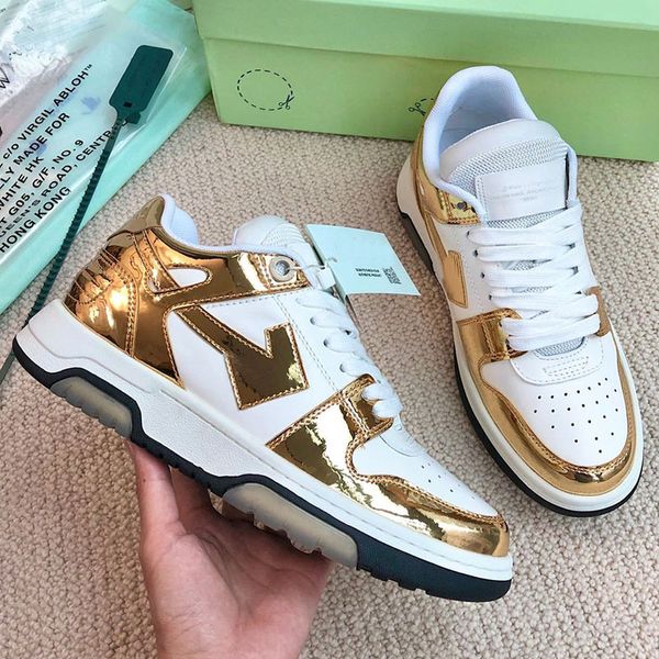 Goldene italienische Designer-Sportschuhe, weiße Turnschuhe, modisch, für Herren und Damen, schlichter, klassischer Freizeitschuh mit farblich abgestimmten Pfeilen an den Seiten und Lederknopf