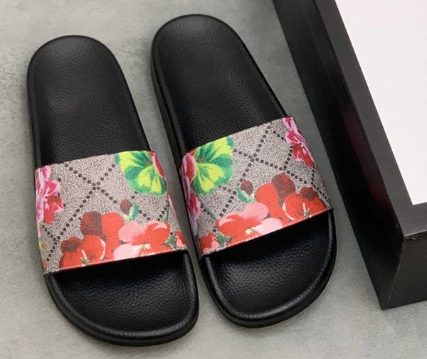 2023 Neue Designer Hausschuhe Strand Männer Frauen Karte Schuhe Schwarz Blumen Erdbeere Mode Marke Gummi Slide Sandalen Sandale Sommer Herren Damen Slipper