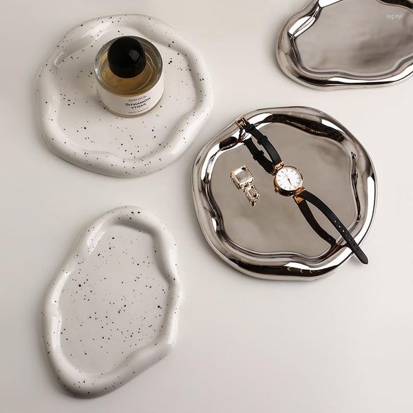 Пластины современная керамическая серебряная пластина на рабочем столе