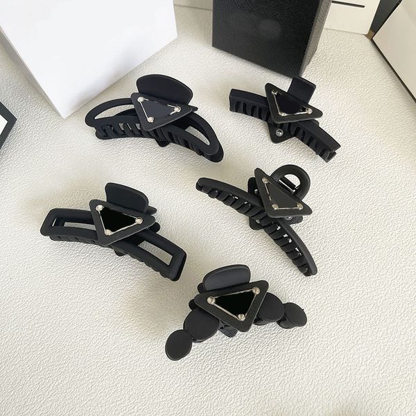 Designer Mode Clips Krallen Haarspangen Marke Inverted Triangle Brief Clip Plugs für Frauen Schwarz Haar Zubehör Hohe Qualität