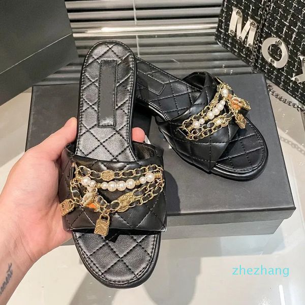 2023 Designers Luxo Moda Slipers Mulher Mulher Corrente de fivela de fivela de pérolas de pérolas de grossa TPU Comforto Running Sandals Looks Couples Shoes Tamanho da praia ao ar livre 35-40