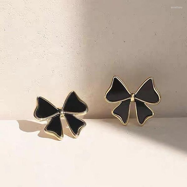 Orecchini a bottone Bowknot minimalista per le donne Ragazze Colore oro bianco nero Accessori in metallo Orecchini Piercing Gioielli Regali
