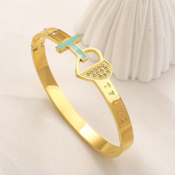 Nuovi braccialetti alla moda Bracciale in metallo placcato oro Marchio 2023 Regalo Design del braccialetto del cuore per le donne Gioielli d'amore alla moda