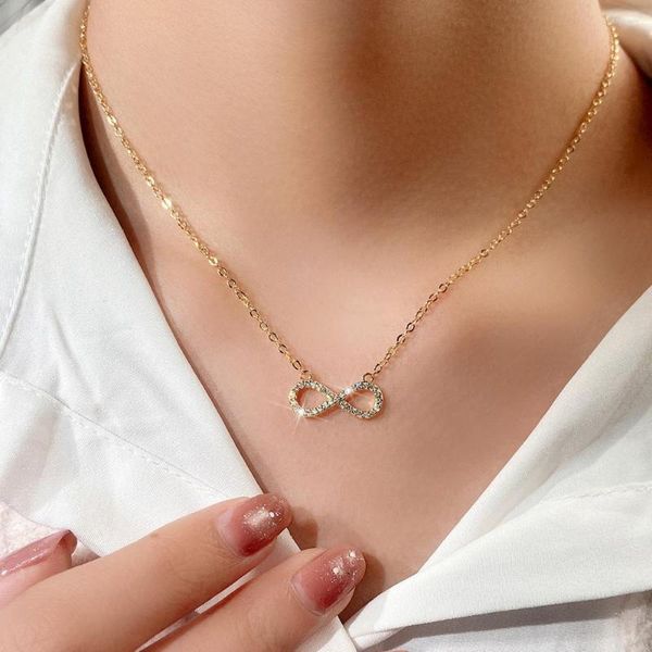 Anhänger Halsketten Huitan Fancy Clavicle Chain Halskette für Frauen Unendlichkeit Figur 8 mit glänzender CZ Goldfarbe Weiblicher trendiger Schmuck