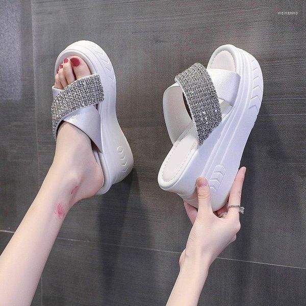 Pantofole su scarpe con zeppa Donna 2023 Piattaforma per la casa Glitter Slides Low Pantofle Fashion Jelly Luxury Rome Crystal Fabric Bas
