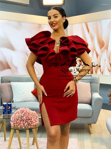 Abiti da festa Sexy Red Short Cocktail 2023 Plus Size Ruffles Collo Lunghezza al ginocchio Side Split Arabo Vestidos De Coctel