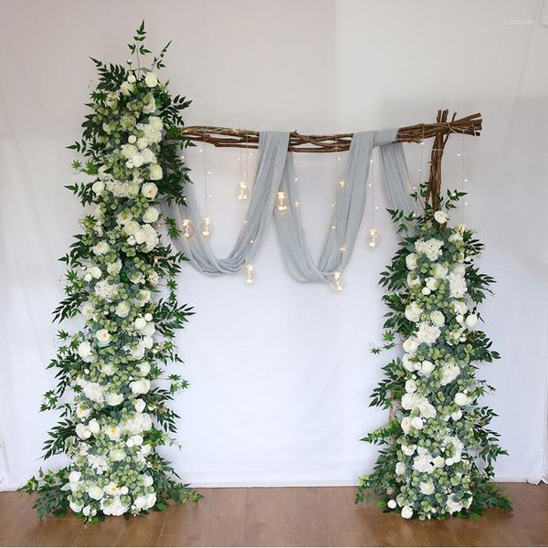 Dekorative Blumen, Hochzeitshintergrund, Hängereihen-Arrangement, Party-Bogen-Dekor, weiße Rose, grüner Eukalyptus, Banyan-Blatt, Blumenboden, Blumenball