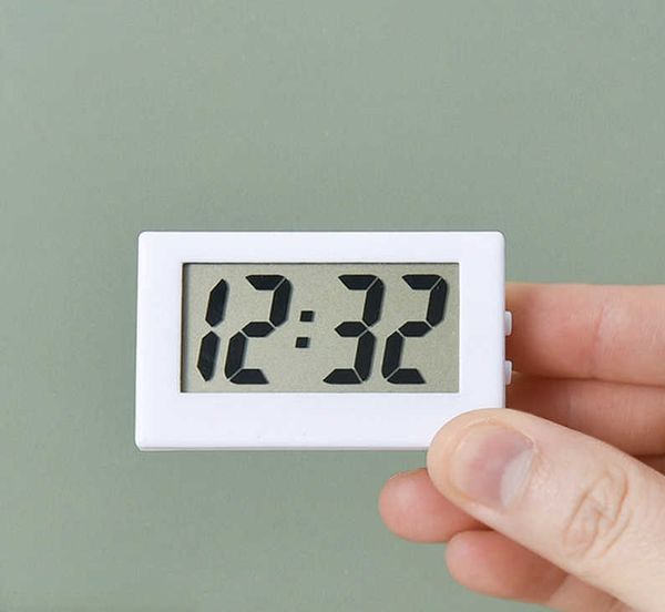 Relógios da mesa Relógio Digital Relógio Digital LCD Screen Auto-adesivo Bracket Clock Plástico Mini tempo relógio de tempo AA230515