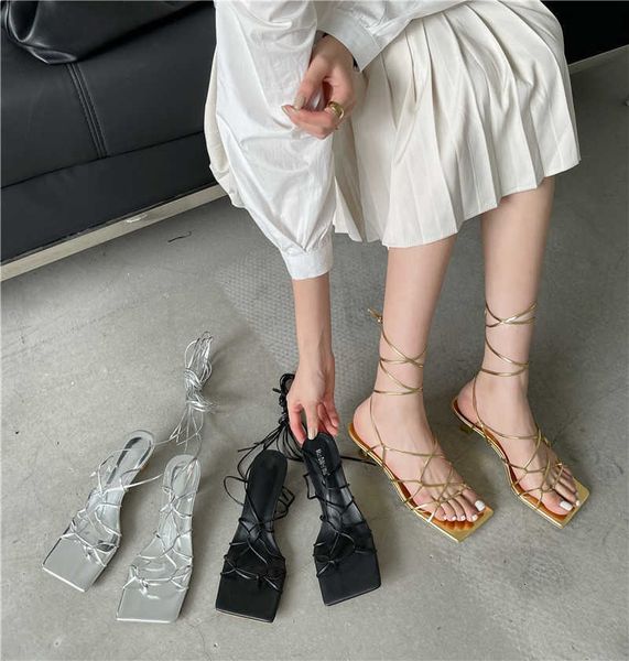 Sandalet Moda Altın Gümüş Dar Bant Kadınlar 2023 Yeni Yaz Meydanı Ayak Bilgi Kayışı Çapraz Bağlı İnce Alçak Topuk Ayakkabı 230511