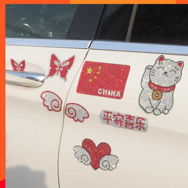 Neue rote Autoaufkleber und Abziehbilder, Außenzubehör, Anime für Frauen, Diamant-Glitzer-Dekoration, glückliche Katze, Schmetterling, chinesisches Schriftzeichen