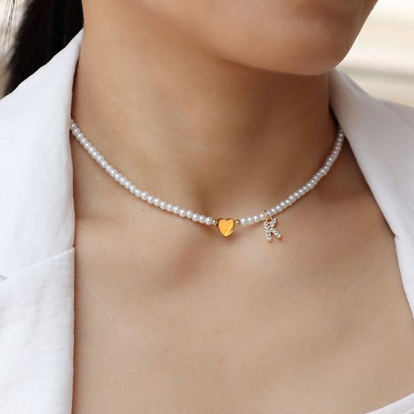 Collar con colgante de corazón y letra inicial a la moda para mujer, collares sencillos de cuentas de perlas de imitación de 3mm para mujer, regalo de joyería de 50cm