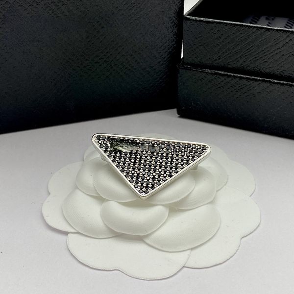 Spilla con diamante nero a triangolo di qualità Gli uomini e le donne possono indossare il temperamento elegante di alta qualità alla moda europeo e americano all-match all'ingrosso