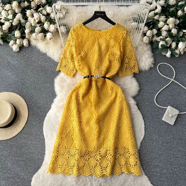 Vestido estilo francês luxuoso com bordado recortado na cintura no verão, vestido de renda temperamento leve e luxuoso