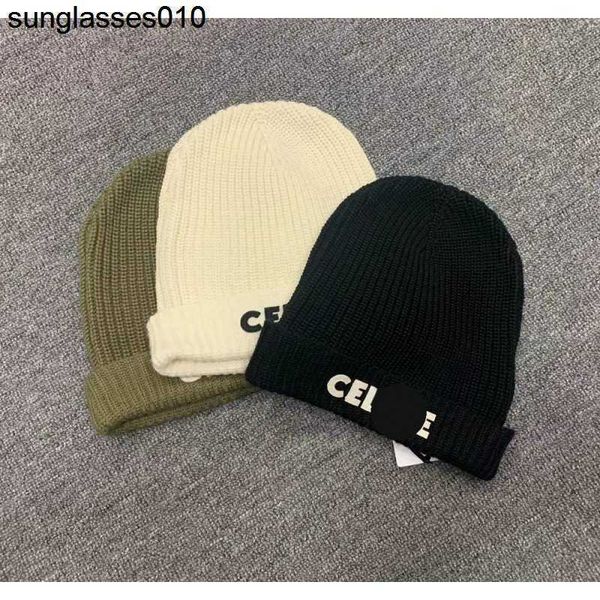 Outono e inverno New CE Fashionable Street Super um chapéu para homens e mulheres com a mesma letra de adesivos de pano de pano bordado lã de malha fria chapéu