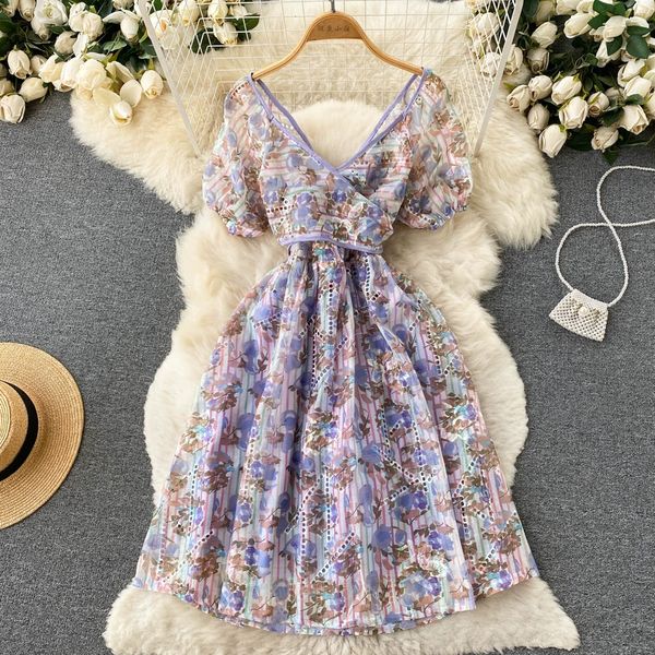 Figura em forma de pêra, estatura pequena, temperamento, vestido com decote em V, verão, férias à beira-mar, floral, manga curta, cintura, vestido