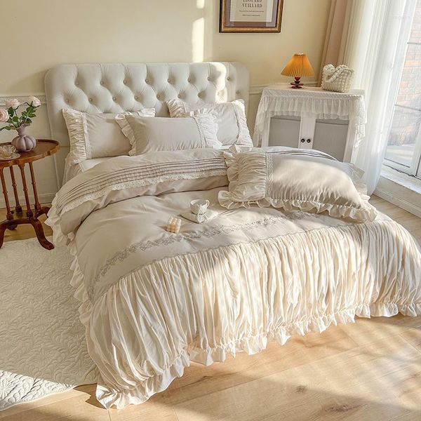 Set di biancheria da letto per ragazze, quattro pezzi, in pizzo plissettato, stile principessa, copripiumino in cotone beige chiaro di lusso con volant