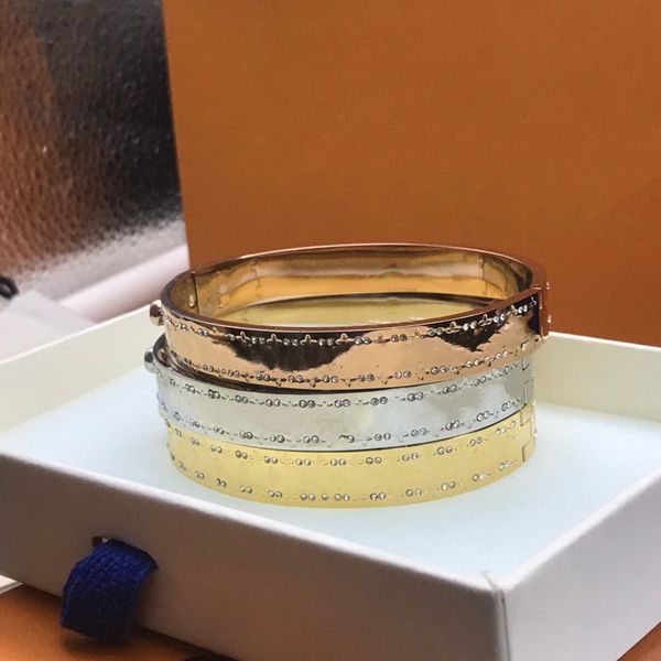 Bracciale rigido per uomo donna stile moda Bracciale rigido in acciaio al titanio con fiore a V con rivetto singolo in oro rosa con lettera in argento