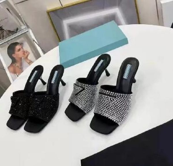 2025 Primavera Nuevas zapatillas de diamantes de cristal Logotipo triangular icónico Cabeza cuadrada Zapatos de tacón alto para mujer Diseñadores Sandalias de playa con diamantes de imitación de perlas sexy para mujer Tamaño 35-42