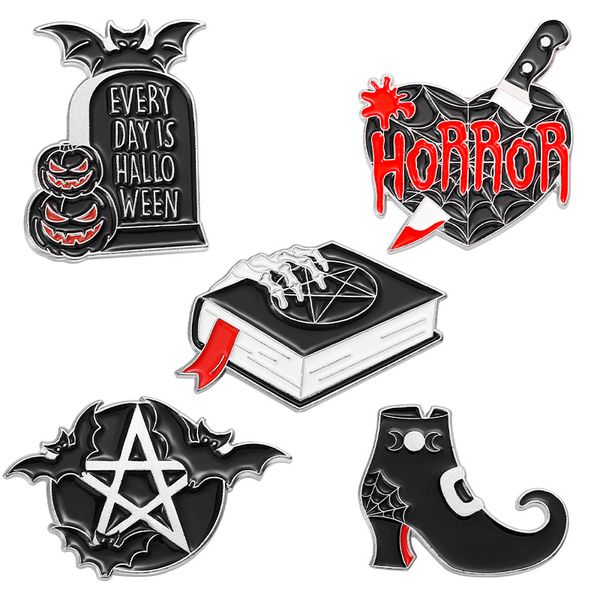 Ogni giorno è Halloween Smalto Pin Punk Ragnatela Pugnale Strega Libro degli incantesimi Spilla Borsa Risvolto Distintivo Gioielli gotici scuri Regalo per amico