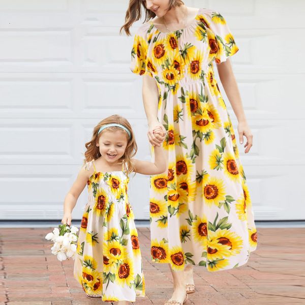 Abiti coordinati per la famiglia Abito con stampa di girasoli per le donne Ragazze TwoWays Wear Abiti lunghi maxi Mommy and Me Abbigliamento Holiday Beach Look 230518