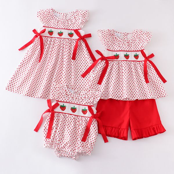 Roupas familiares de combinação de família Girlymax Spring Summber bebê meninas boutique infantil Roupas Dots Milk Silk Smocked Strawberry Dress Scorts Conjunto 230518