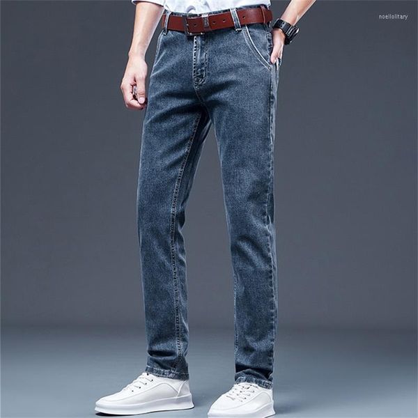 Jeans masculinos 2023 Summer masculino Fino da cintura média Slim Slim Fit e calça descontraída