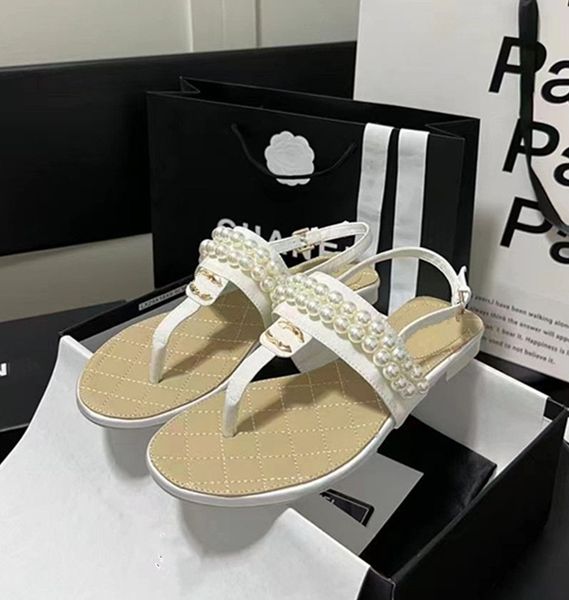 Французский дизайнер бренд женские сандалии летняя мода универсальная 2C Письма жемчужная пряжка женщины шлепанцы с плоской дизайнерской обувь женская туфель