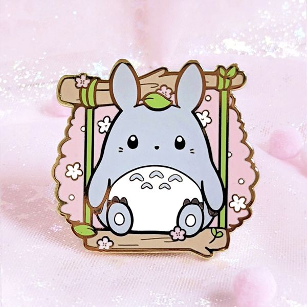 Niedlicher grauer Hase, Sakura-Kirschblüte, harte Emaille-Anstecknadel, Cartoon-Kawaii-Totoros-Brosche, Zubehör, Anime-Fans sammeln Abzeichen-Schmuck