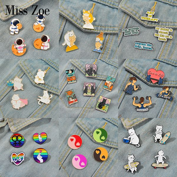 3-4PCS/SET FUN EMAMENT EMALE PIN-штифт Custom Tarot Cat Whale Penguin Cosmonaut Bear Panda Rainbow Brooch Brooch Lake