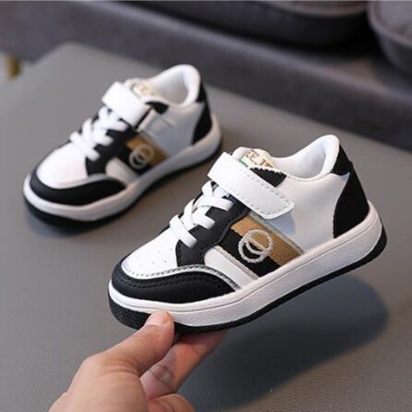 Vendita al dettaglio New Kids Scarpe casual 2023 Nero Verde 2 colori Ragazzi Ragazze Scarpe Traspirante Comfort Sneakers First Walker Fashion Scarpa da bambino antiscivolo