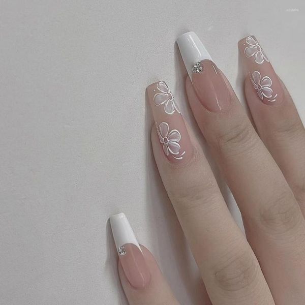 Unghie finte 24pcs 3D Petalo bianco Finto bordo francese Nude Pink Long Bara Nail Patch Per Lady Bride Fai da te Suggerimenti artificiali