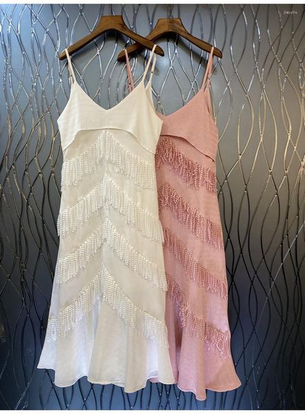 Vestidos casuais vestido de praia boêmia 2023 estilo de moda de verão, senhoras de espaguete, tira de tassel deco sem mangas do meio-calça sexy rosa branco