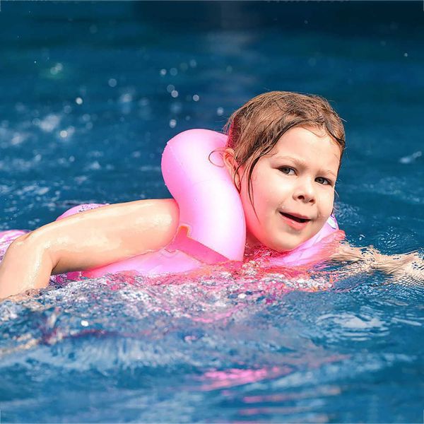 Aufblasbare Floats Tubes Schwimmendes Schwimmarmband auf dem Tisch, aufblasbare Kinder-Sicherheitsweste P230519