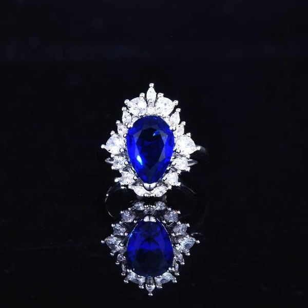 Fedi nuziali Anello di lusso in argento con intarsio a forma di pera Zircone cubico blu Europa America Gioielli vintage per le donne Festa Regalo perfettoMatrimonio