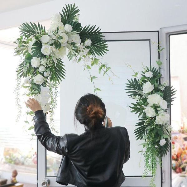 Декоративные цветы 2pcs белая роза искусственная строка свадебный декор организуйте роскошную природу фальшивая цветочная гирлянда арка фон стены висят цветочный