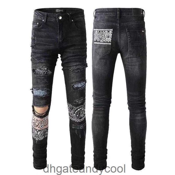 Amirres Jeans Designer Calças Homem 2023 Verão Faca Corte Buraco Denim Patchwork Couro Patch High Street Slim Pé Caju Flor Jeans Homem CPHL