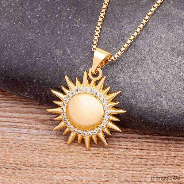 Regalo dei gioielli della collana della catena del pendente di zirconia cubica placcato oro di figura del sole di temperamento di stile popolare di modo