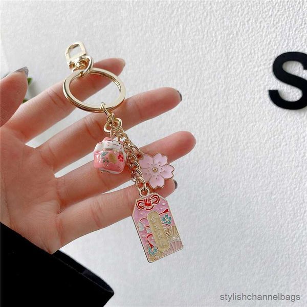 Клавные мачины Omamori Sakura Amulet Lucky Cat Catchain милая подвесная одежда рюкзак рюкзак Keyring Key Chains Charms Friend Friend Birthday Gift